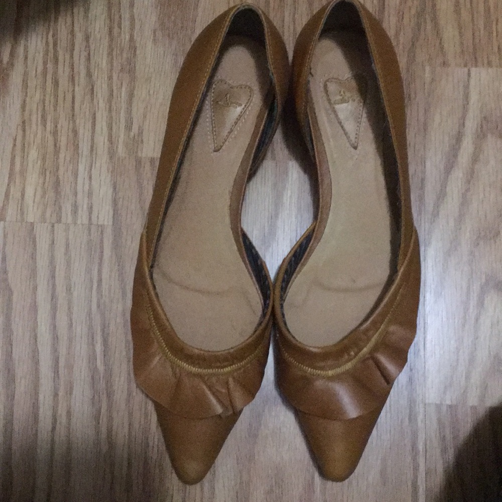 Pointed tan flats